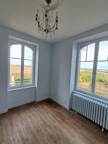 Maison ancienne Hémonstoir 87 m² A louer, sur la commune d'Hémonstoir, à 10 minutes de LOUDEAC (22600) belle maison en pierre entièrement rénovée comprenant : une entrée, une belle pièce de vie avec cheminée insert et bow window, coin cuisine aménagée et équipée, accès à la véranda, une chambre, une salle de bains et un WC. A l'étage 2 chambres et une salle d'eau avec WC. Sous-sol total. Chauffage par pompe à chaleur. Terrain autour de la maison d'une superficie de 1368 m². Loyer mensuel 850,00 € + 45,00 € de charges (ordures ménagères, entretien pompe à chaleur et ramonage cheminée insert). Honoraires à la charge du locataire : 510,00 € TTC. Libre le 15/10/2026