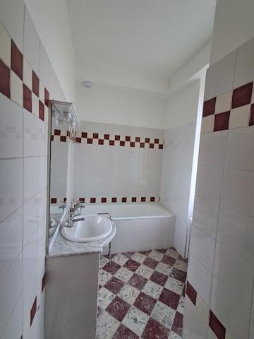 Maison ancienne Hémonstoir 87 m² A louer, sur la commune d'Hémonstoir, à 10 minutes de LOUDEAC (22600) belle maison en pierre entièrement rénovée comprenant : une entrée, une belle pièce de vie avec cheminée insert et bow window, coin cuisine aménagée et équipée, accès à la véranda, une chambre, une salle de bains et un WC. A l'étage 2 chambres et une salle d'eau avec WC. Sous-sol total. Chauffage par pompe à chaleur. Terrain autour de la maison d'une superficie de 1368 m². Loyer mensuel 850,00 € + 45,00 € de charges (ordures ménagères, entretien pompe à chaleur et ramonage cheminée insert). Honoraires à la charge du locataire : 510,00 € TTC. Libre le 15/10/2026