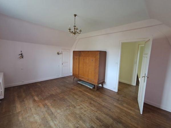 Maison ancienne Hémonstoir 87 m² A louer, sur la commune d'Hémonstoir, à 10 minutes de LOUDEAC (22600) belle maison en pierre entièrement rénovée comprenant : une entrée, une belle pièce de vie avec cheminée insert et bow window, coin cuisine aménagée et équipée, accès à la véranda, une chambre, une salle de bains et un WC. A l'étage 2 chambres et une salle d'eau avec WC. Sous-sol total. Chauffage par pompe à chaleur. Terrain autour de la maison d'une superficie de 1368 m². Loyer mensuel 850,00 € + 45,00 € de charges (ordures ménagères, entretien pompe à chaleur et ramonage cheminée insert). Honoraires à la charge du locataire : 510,00 € TTC. Libre le 15/10/2026
