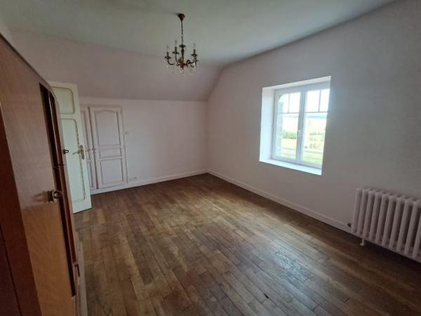 Maison ancienne Hémonstoir 87 m² A louer, sur la commune d'Hémonstoir, à 10 minutes de LOUDEAC (22600) belle maison en pierre entièrement rénovée comprenant : une entrée, une belle pièce de vie avec cheminée insert et bow window, coin cuisine aménagée et équipée, accès à la véranda, une chambre, une salle de bains et un WC. A l'étage 2 chambres et une salle d'eau avec WC. Sous-sol total. Chauffage par pompe à chaleur. Terrain autour de la maison d'une superficie de 1368 m². Loyer mensuel 850,00 € + 45,00 € de charges (ordures ménagères, entretien pompe à chaleur et ramonage cheminée insert). Honoraires à la charge du locataire : 510,00 € TTC. Libre le 15/10/2026