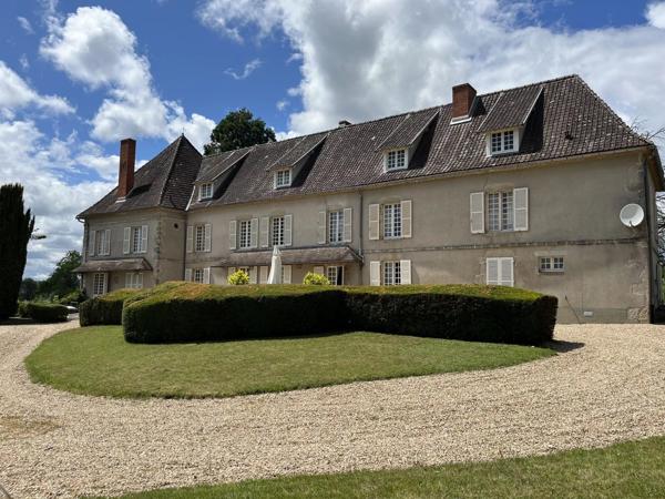 Magnifique Château avec des vues imprenables, gîte et terrain