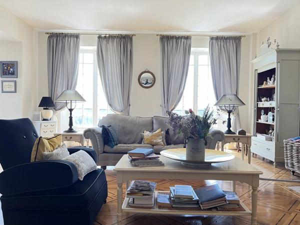 Magnifique Château avec des vues imprenables, gîte et terrain