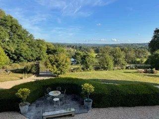 Magnifique Château avec des vues imprenables, gîte et terrain
