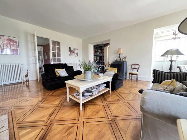 Magnifique Château avec des vues imprenables, gîte et terrain