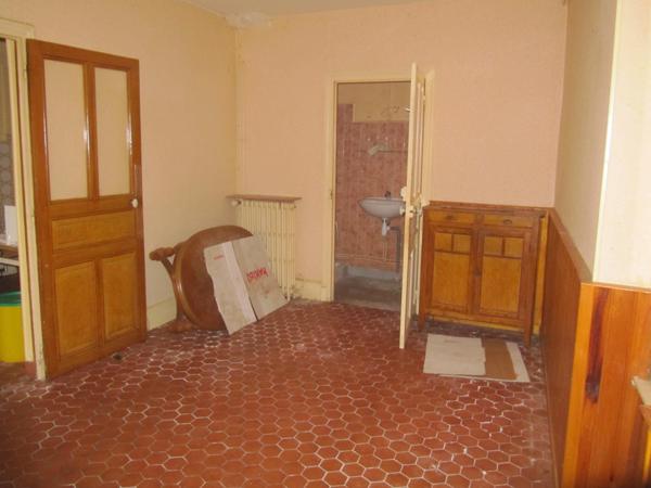 Ensemble immobilier comprenant deux maisons séparées sur la même parcelle. L'une étant ancienne mais habitable, l'autre ayant été reconditionnée il y a environ 10 ans.