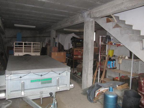 Ensemble immobilier comprenant deux maisons séparées sur la même parcelle. L'une étant ancienne mais habitable, l'autre ayant été reconditionnée il y a environ 10 ans.