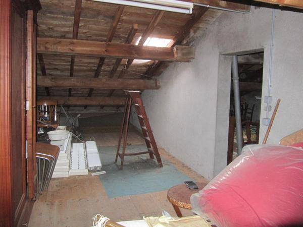 Ensemble immobilier comprenant deux maisons séparées sur la même parcelle. L'une étant ancienne mais habitable, l'autre ayant été reconditionnée il y a environ 10 ans.