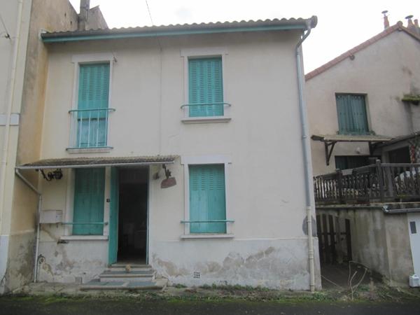 Ensemble immobilier comprenant deux maisons séparées sur la même parcelle. L'une étant ancienne mais habitable, l'autre ayant été reconditionnée il y a environ 10 ans.