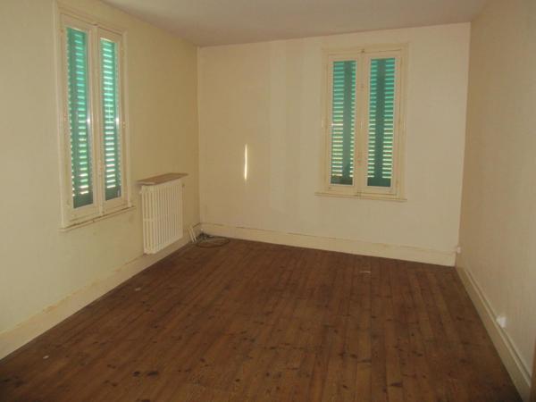 Ensemble immobilier comprenant deux maisons séparées sur la même parcelle. L'une étant ancienne mais habitable, l'autre ayant été reconditionnée il y a environ 10 ans.