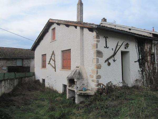 Ensemble immobilier comprenant deux maisons séparées sur la même parcelle. L'une étant ancienne mais habitable, l'autre ayant été reconditionnée il y a environ 10 ans.