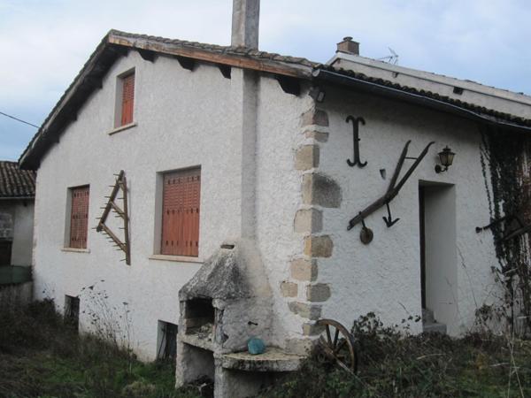 Ensemble immobilier comprenant deux maisons séparées sur la même parcelle. L'une étant ancienne mais habitable, l'autre ayant été reconditionnée il y a environ 10 ans.