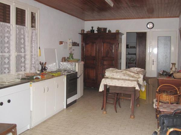 Ensemble immobilier comprenant deux maisons séparées sur la même parcelle. L'une étant ancienne mais habitable, l'autre ayant été reconditionnée il y a environ 10 ans.