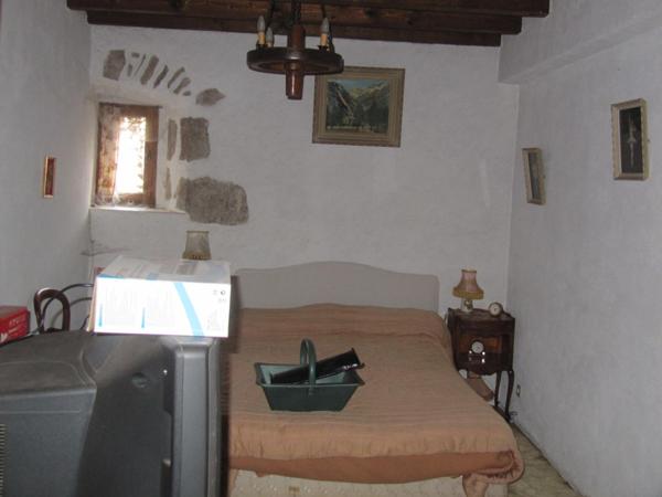 Ensemble immobilier comprenant deux maisons séparées sur la même parcelle. L'une étant ancienne mais habitable, l'autre ayant été reconditionnée il y a environ 10 ans.