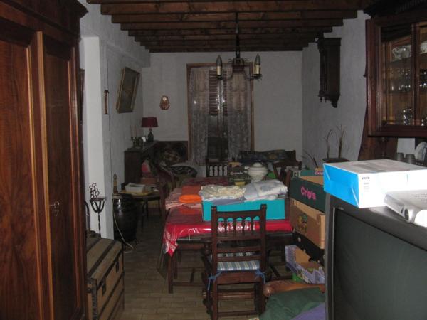 Ensemble immobilier comprenant deux maisons séparées sur la même parcelle. L'une étant ancienne mais habitable, l'autre ayant été reconditionnée il y a environ 10 ans.