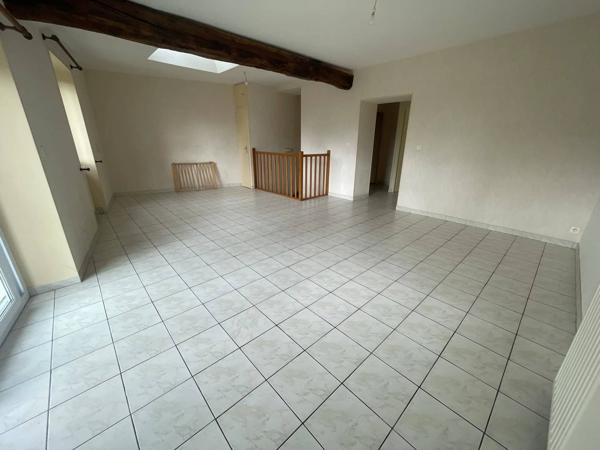 Maison en pierre avec jardin et garage