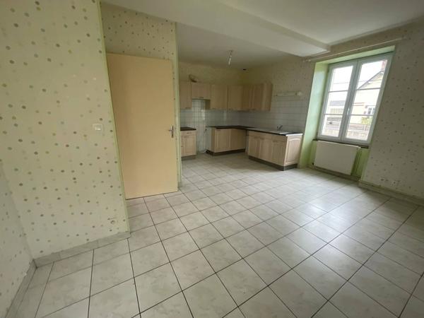 Maison en pierre avec jardin et garage