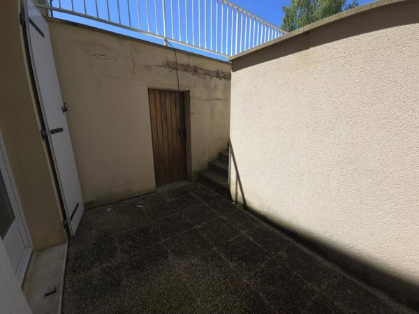 Maison en pierre avec jardin et garage