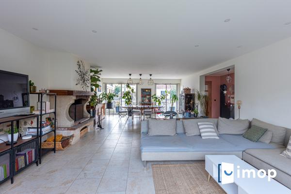 Esprit contemporain pour cette maison familiale avec 4 chambres.