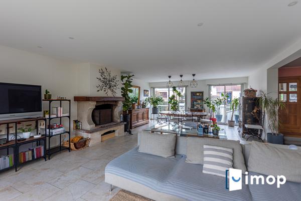 Esprit contemporain pour cette maison familiale avec 4 chambres.