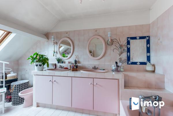 Esprit contemporain pour cette maison familiale avec 4 chambres.