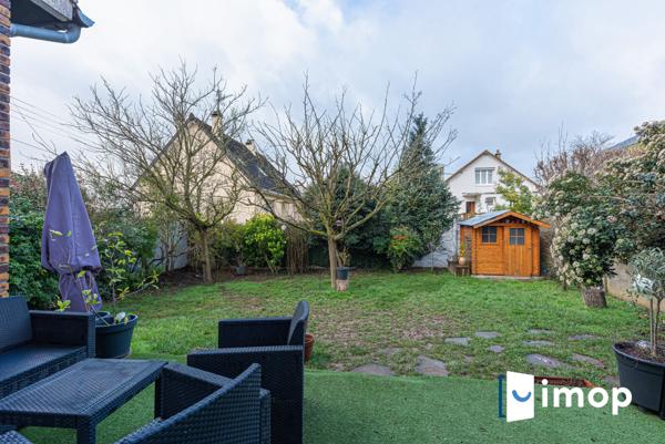 Esprit contemporain pour cette maison familiale avec 4 chambres.