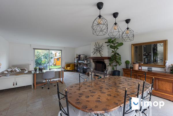 Esprit contemporain pour cette maison familiale avec 4 chambres.