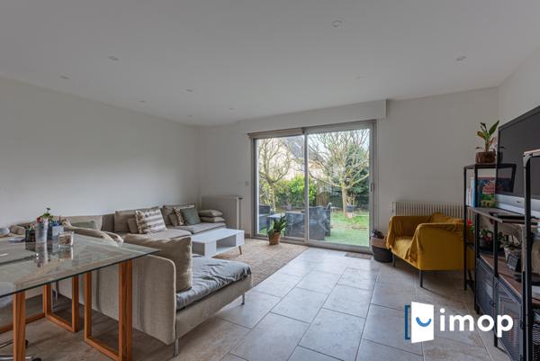 Esprit contemporain pour cette maison familiale avec 4 chambres.