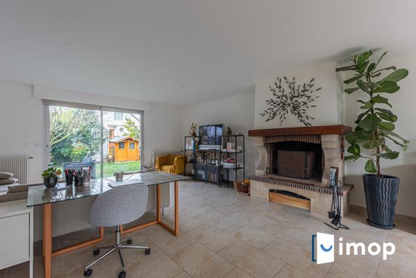 Esprit contemporain pour cette maison familiale avec 4 chambres.