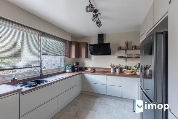 Esprit contemporain pour cette maison familiale avec 4 chambres.