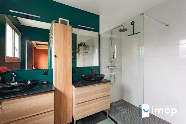 Esprit contemporain pour cette maison familiale avec 4 chambres.