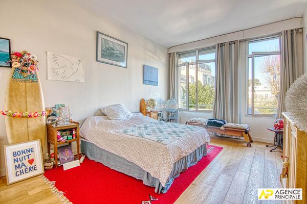 Versailles Notre-Dame les Prés - Appartement 8 pièces de 322 m² situé au 1er étage avec terrasse + 2 places de parking €2 400 000 ** - Référence 27853