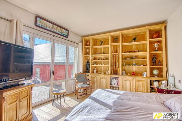 Versailles Notre-Dame les Prés - Appartement 8 pièces de 322 m² situé au 1er étage avec terrasse + 2 places de parking €2 400 000 ** - Référence 27853
