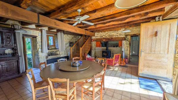 Ferme en pierre avec 6 chambres et piscine chauffée près de Gramat, Lot