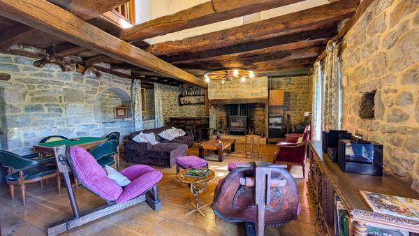 Ferme en pierre avec 6 chambres et piscine chauffée près de Gramat, Lot