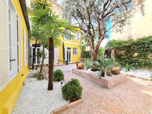 Rare Cannes  Banane, exceptionnelle maison de ville avec patio paysagé  à 150 m de la Croisette