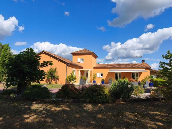 Confortable maison contemporaine au calme, 4 chambres, séjour double avec cheminée, beau parc paysagé