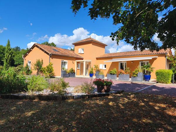 Confortable maison contemporaine au calme, 4 chambres, séjour double avec cheminée, beau parc paysagé