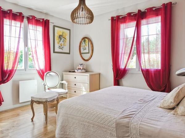 Confortable maison contemporaine au calme, 4 chambres, séjour double avec cheminée, beau parc paysagé