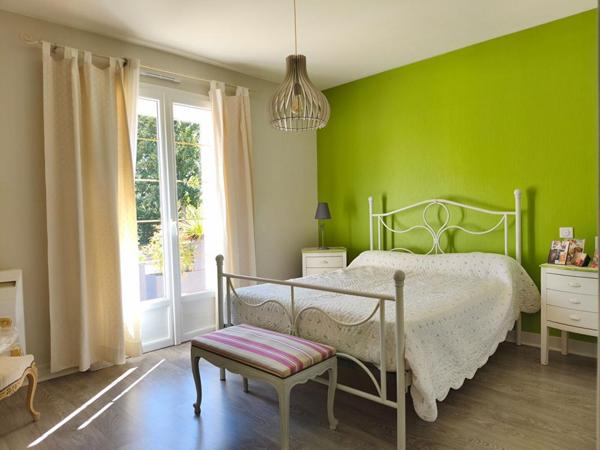 Confortable maison contemporaine au calme, 4 chambres, séjour double avec cheminée, beau parc paysagé