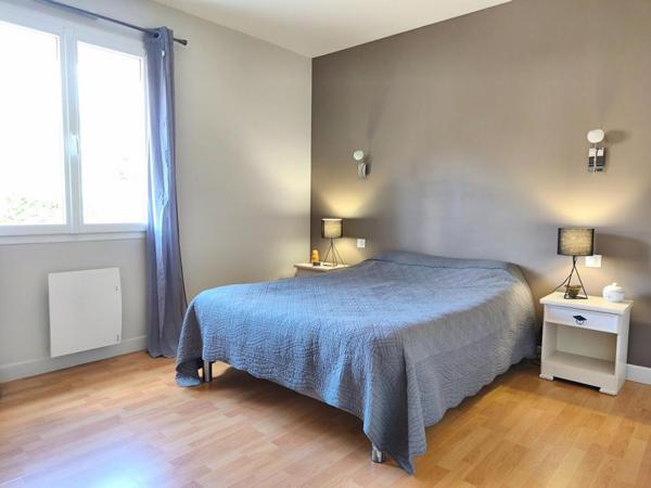 Confortable maison contemporaine au calme, 4 chambres, séjour double avec cheminée, beau parc paysagé