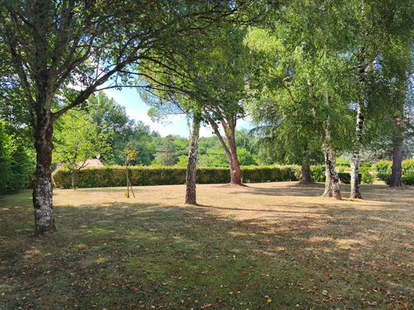 Confortable maison contemporaine au calme, 4 chambres, séjour double avec cheminée, beau parc paysagé