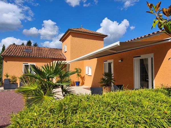 Confortable maison contemporaine au calme, 4 chambres, séjour double avec cheminée, beau parc paysagé