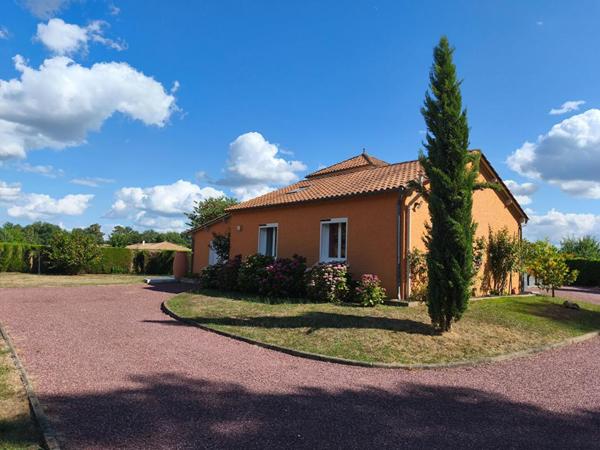 Confortable maison contemporaine au calme, 4 chambres, séjour double avec cheminée, beau parc paysagé