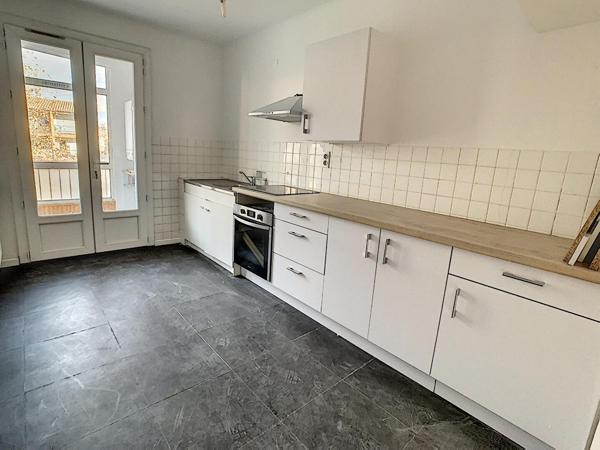 BEL APPARTEMENT EN CENTRE VILLE 2EME ETAGE AVEC ASCENCEUR - EMPLACEMENT PARKING