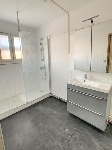 BEL APPARTEMENT EN CENTRE VILLE 2EME ETAGE AVEC ASCENCEUR - EMPLACEMENT PARKING
