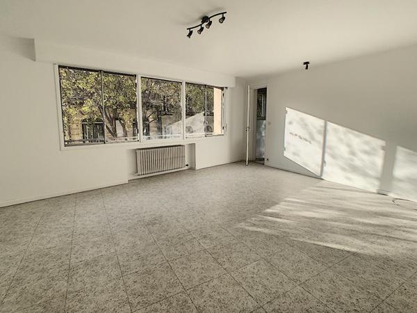 BEL APPARTEMENT EN CENTRE VILLE 2EME ETAGE AVEC ASCENCEUR - EMPLACEMENT PARKING