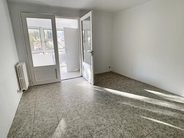 BEL APPARTEMENT EN CENTRE VILLE 2EME ETAGE AVEC ASCENCEUR - EMPLACEMENT PARKING