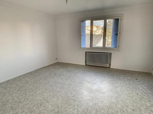 BEL APPARTEMENT EN CENTRE VILLE 2EME ETAGE AVEC ASCENCEUR - EMPLACEMENT PARKING