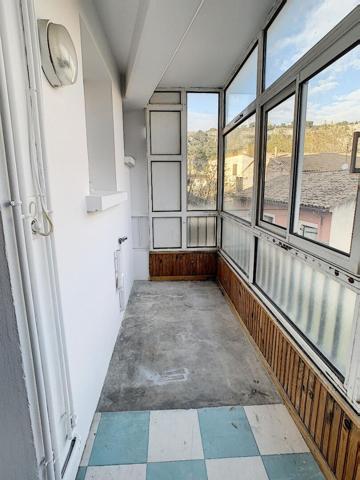 BEL APPARTEMENT EN CENTRE VILLE 2EME ETAGE AVEC ASCENCEUR - EMPLACEMENT PARKING