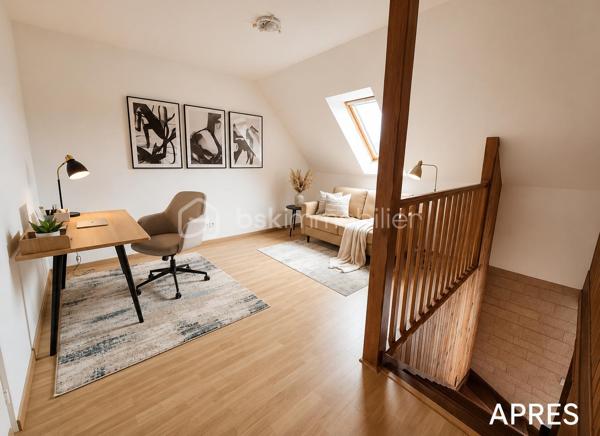 Nouvelle opportunité pour cette maison des années 1980 de 94m², construite en parpaings et couverte en tuiles, implantée sur un terrain de 593 m², située dans un lotissement calme avec stationnement devant la maison. 
A proximité immédiate de toutes les commodités. 
Mitoyenneté d'un côté par le garage, la maison dispose également d'un grand sous sol.
Fenêtres PVC double vitrage avec volets battants sur la façade principale et volets roulants électrique côté jardin.
Porte d'entrée en pvc et porte de garage  pvc motorisée.
Au RDC : un hall d'entrée dessert la cuisine aménagée, le salon séjour avec cheminée ouverte, un wc ainsi que l'accès au garage et au sous sol.
À l’étage : deux chambres dont une avec wc, une mezzanine pouvant facilement être aménagée en troisième chambre, bureau ou espace cocooning, un dressing et une salle d’eau.
Un garage attenant et un sous-sol complètent l’ensemble.
À l’extérieur, vous profiterez d’une petite terrasse ensoleillée et d’un jardin clos, idéal pour des moments de détente en toute tranquillité.
Travaux à prévoir, offrant un beau potentiel de personnalisation.
Maison raccordée à la fibre, et assainissement au tout à l'égout.